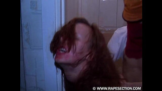 Парень изнасиловал красотку в душе до крови из пизды